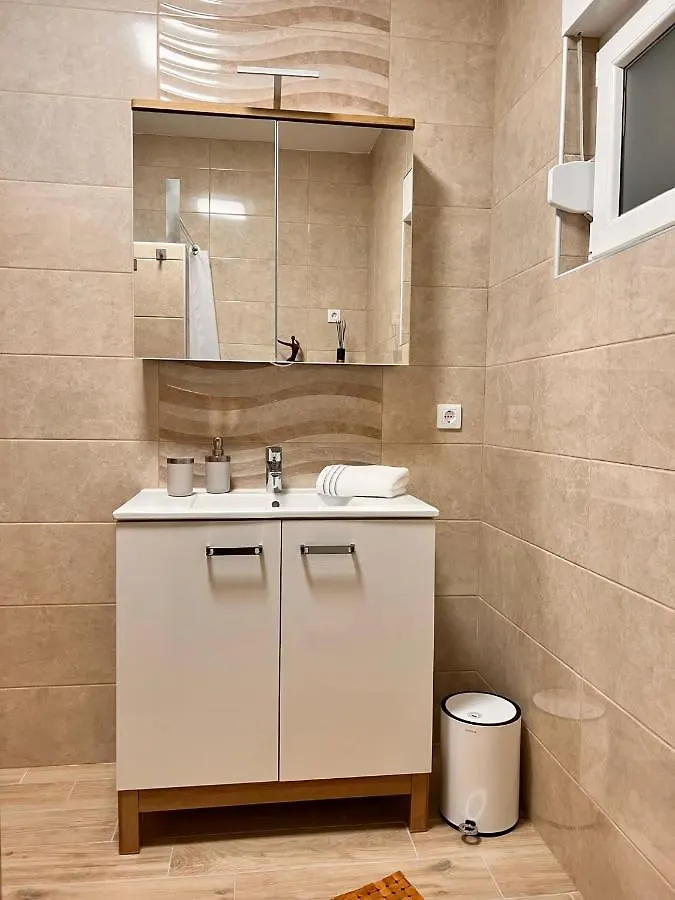 Apartmani Tin Starigrad Paklenica 0*,